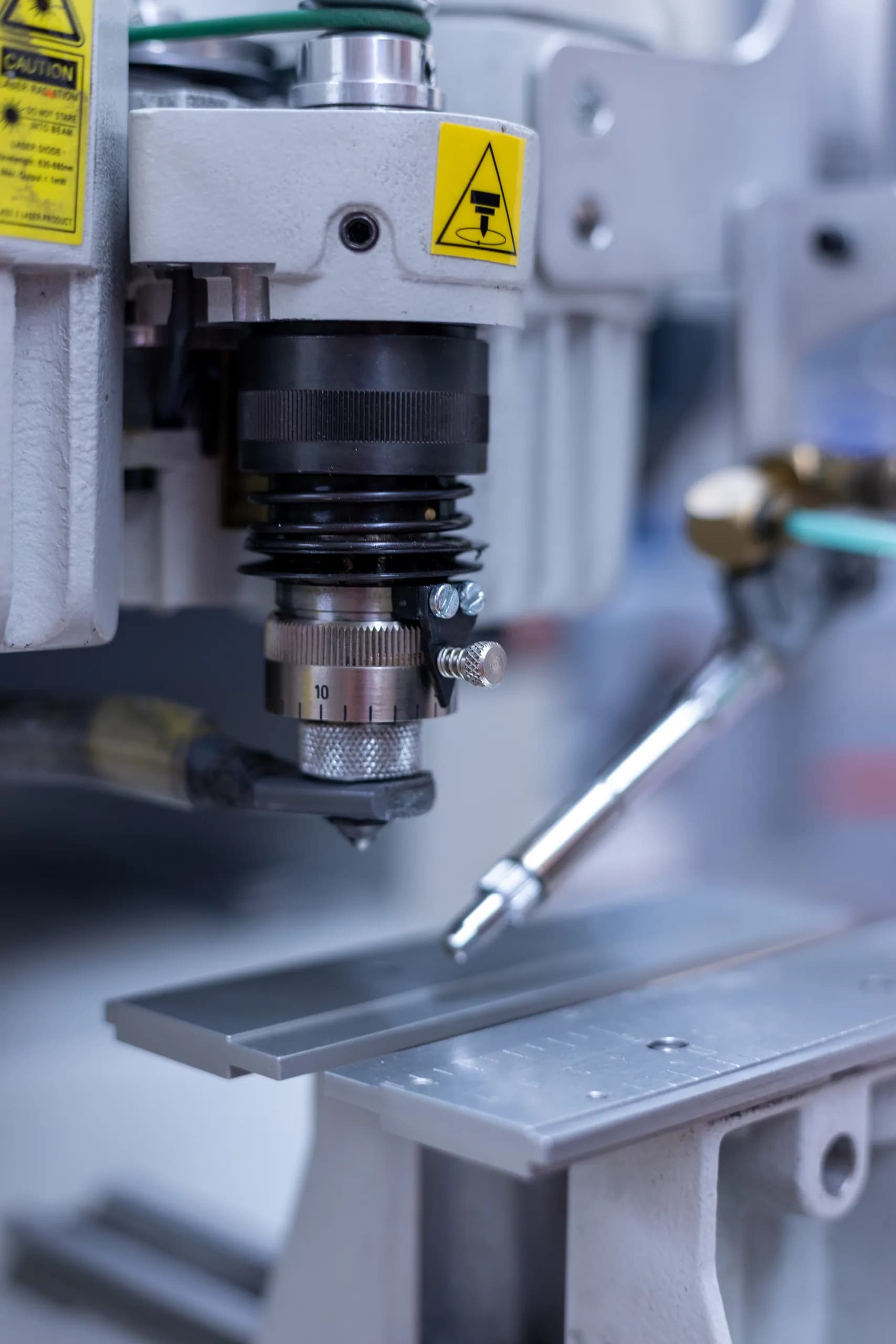 Fertigung eines Firmenschildes in der Werkstatt von Fischer Schilder