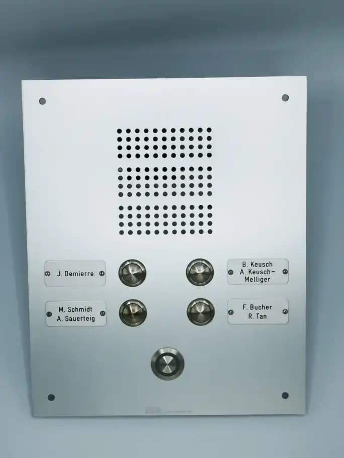 Gegensprechanlage mit Namensschildern in Aluminium