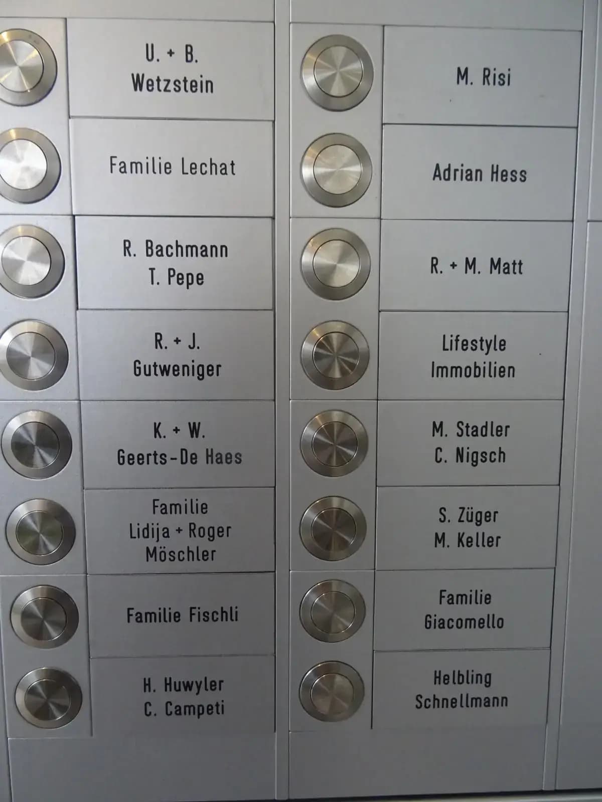 Grosses Klingeltableau mit gravierten Namensschildern