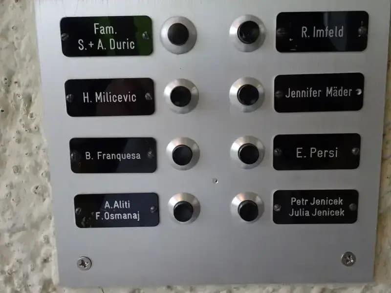 Klingelanlage von Koch mit schwarzen Namensschildern