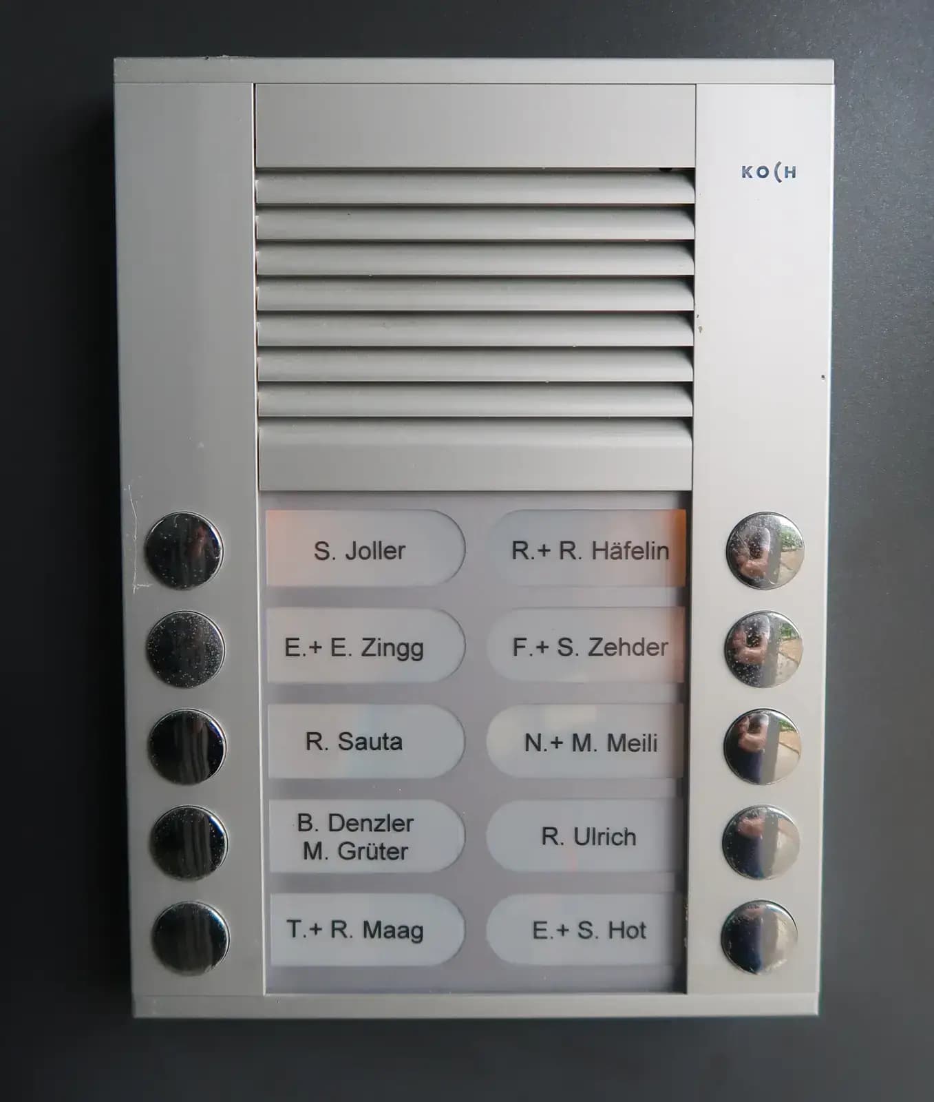 Sonnerieanlage von Koch mit gravierten Namensschildern