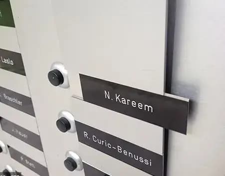 Sonnex-Klingel mit schwarzen gravierten Namensschildern