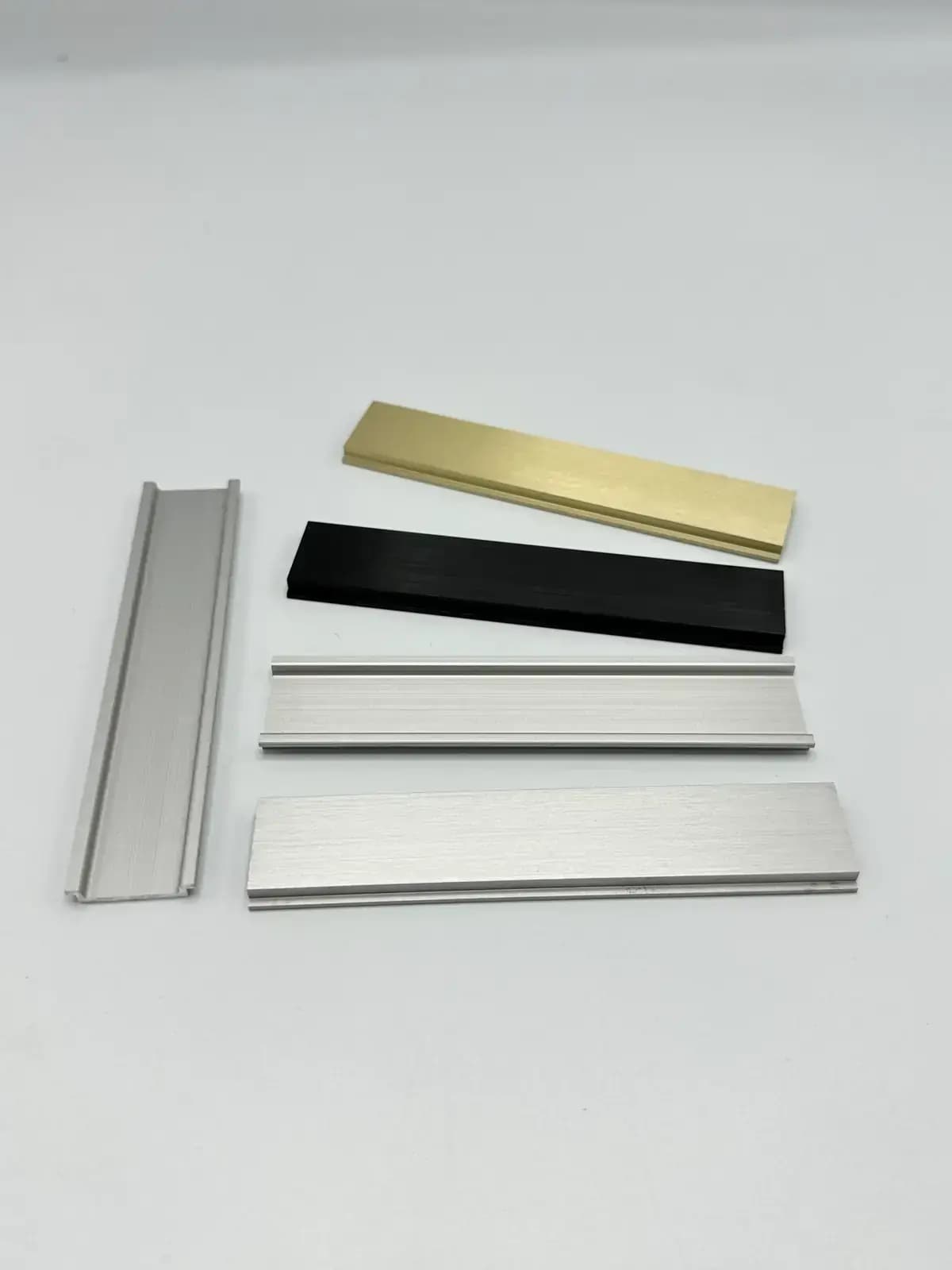 Briefkastenschilder in Aluminium, Gold und Schwarz