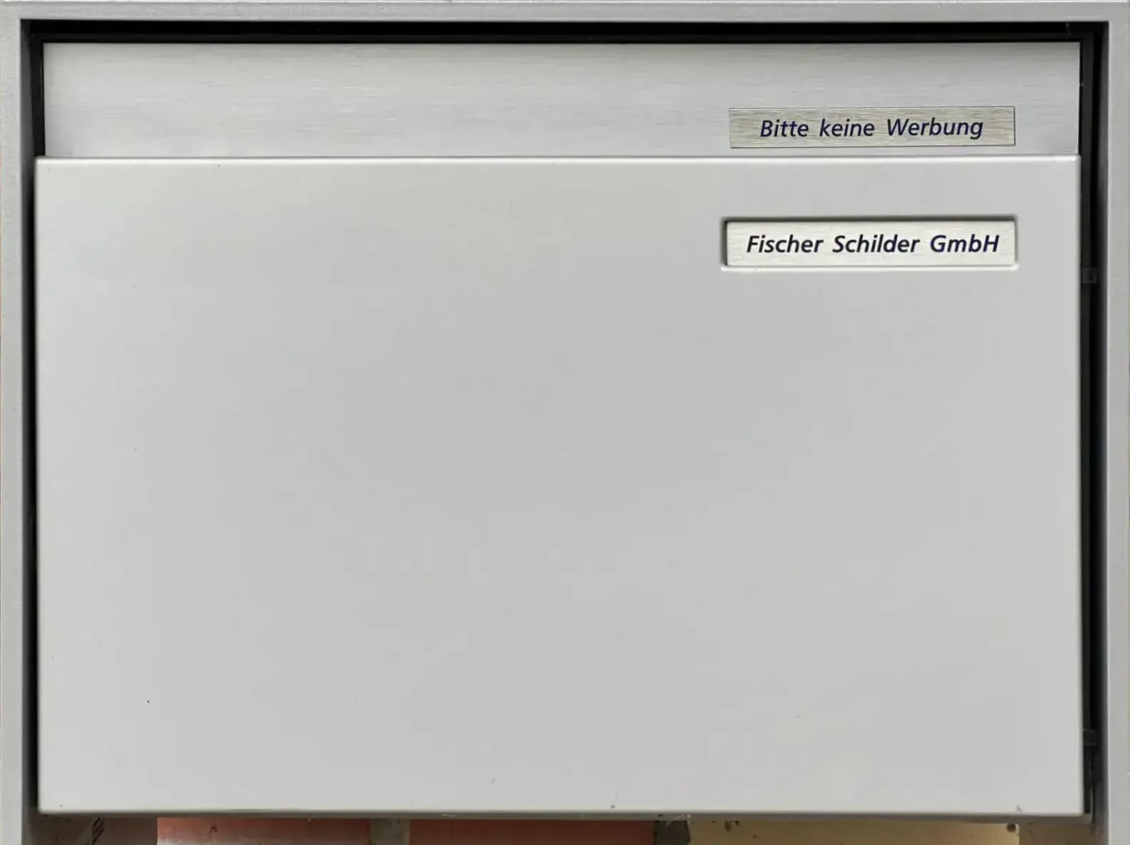 Briefkasten mit Schildern «Bitte keine Werbung» und «Fischer Schilder GmbH»