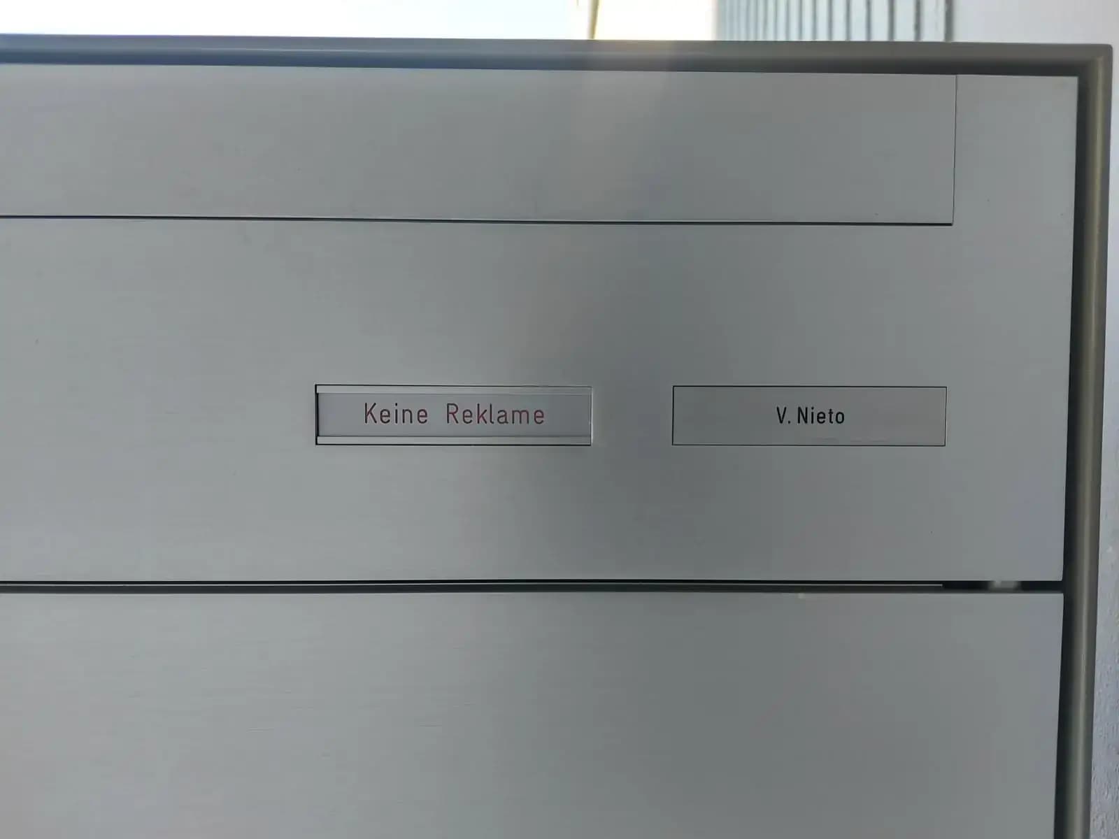 Briefkasten mit Schildern «Keine Reklame» und Namen