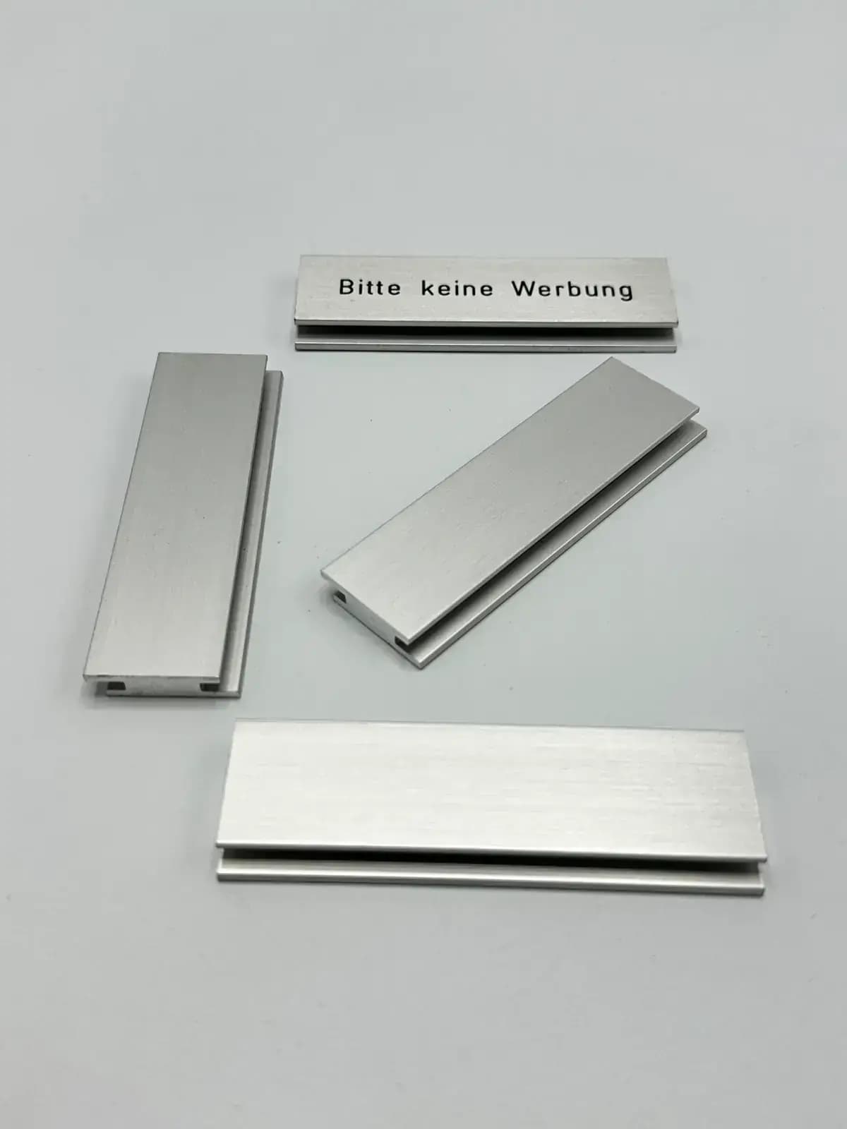 Aluminiumprofile mit Schild «Bitte keine Werbung»