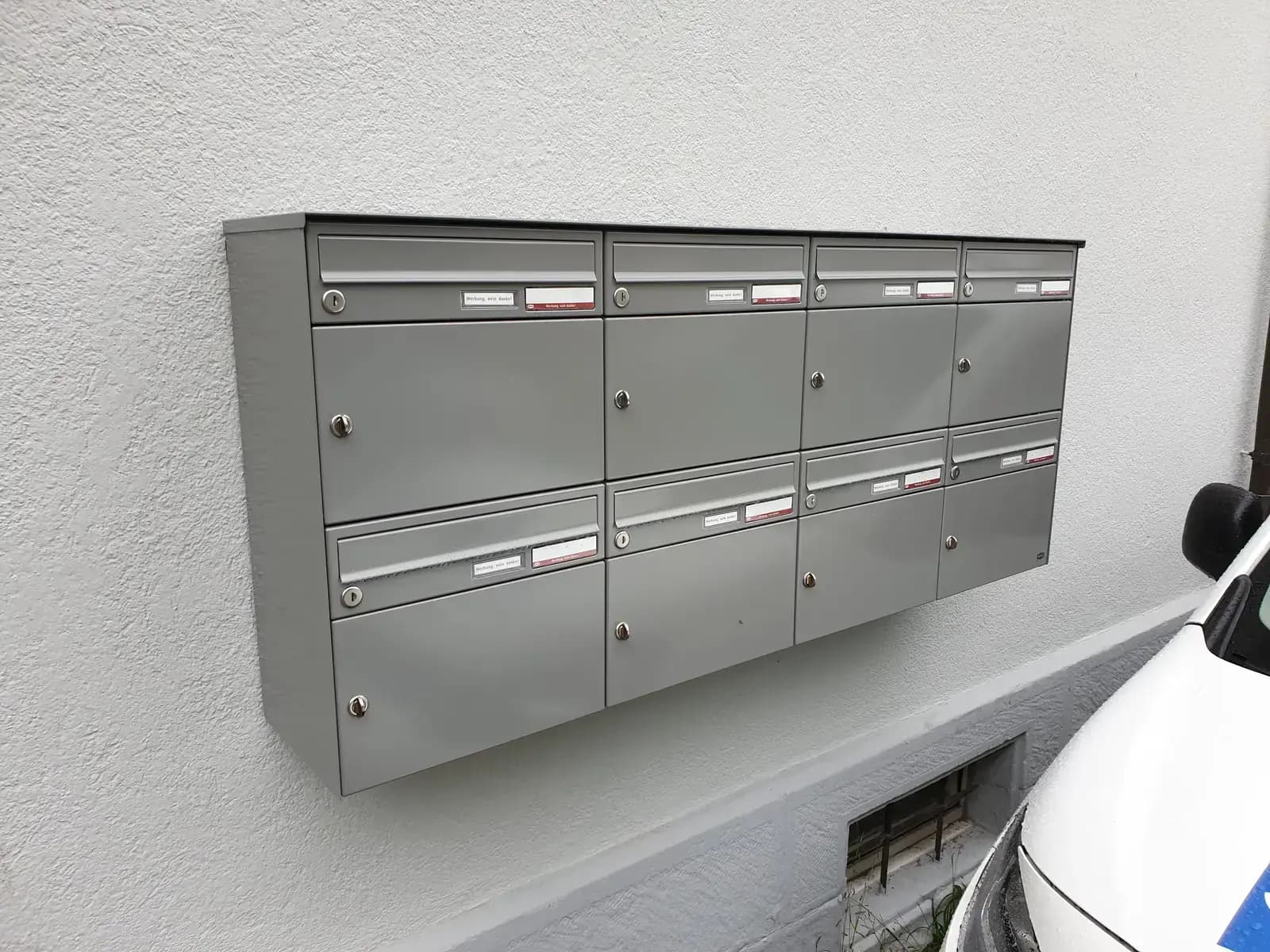 Briefkastenanlage von Renz mit Namensschildern