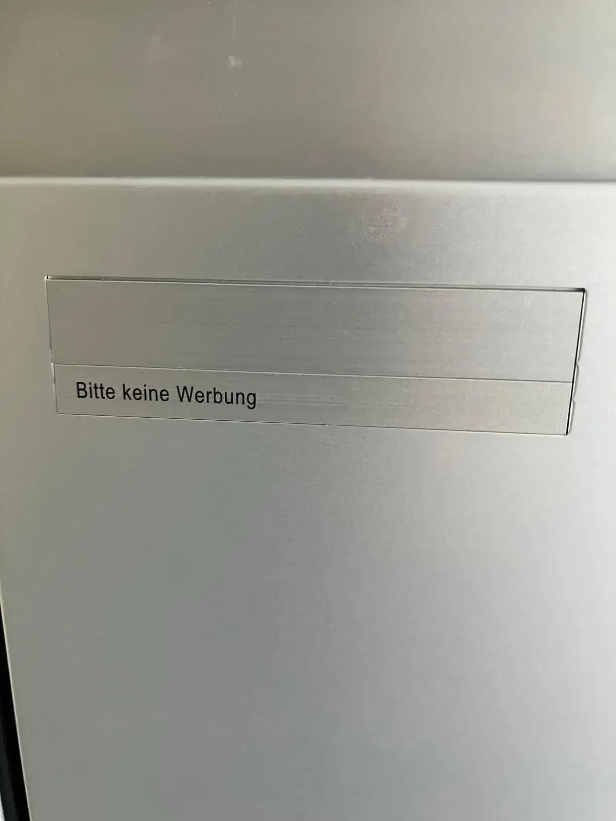 Briefkasten von Schweizer mit Schild «Bitte keine Werbung»