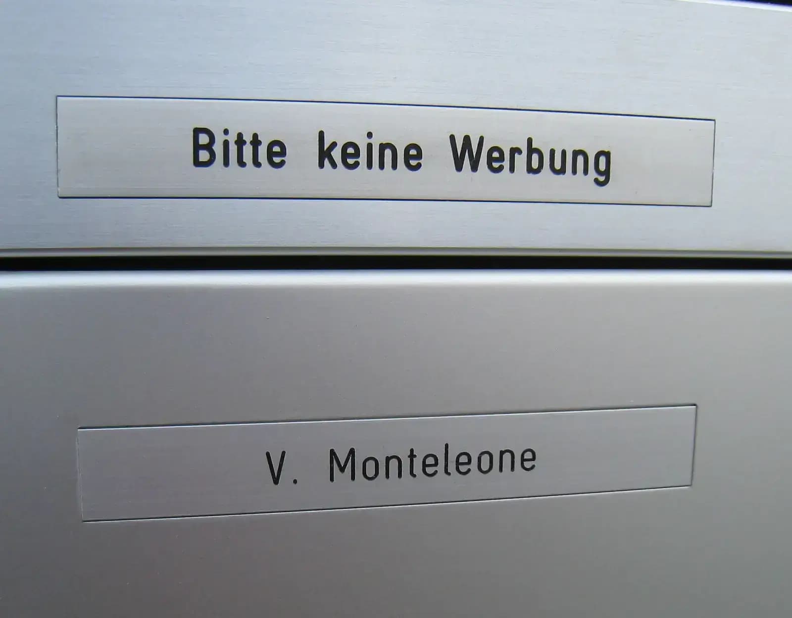 Briefkasten von Schweizer mit gravierten Schildern für Werbung und Namen