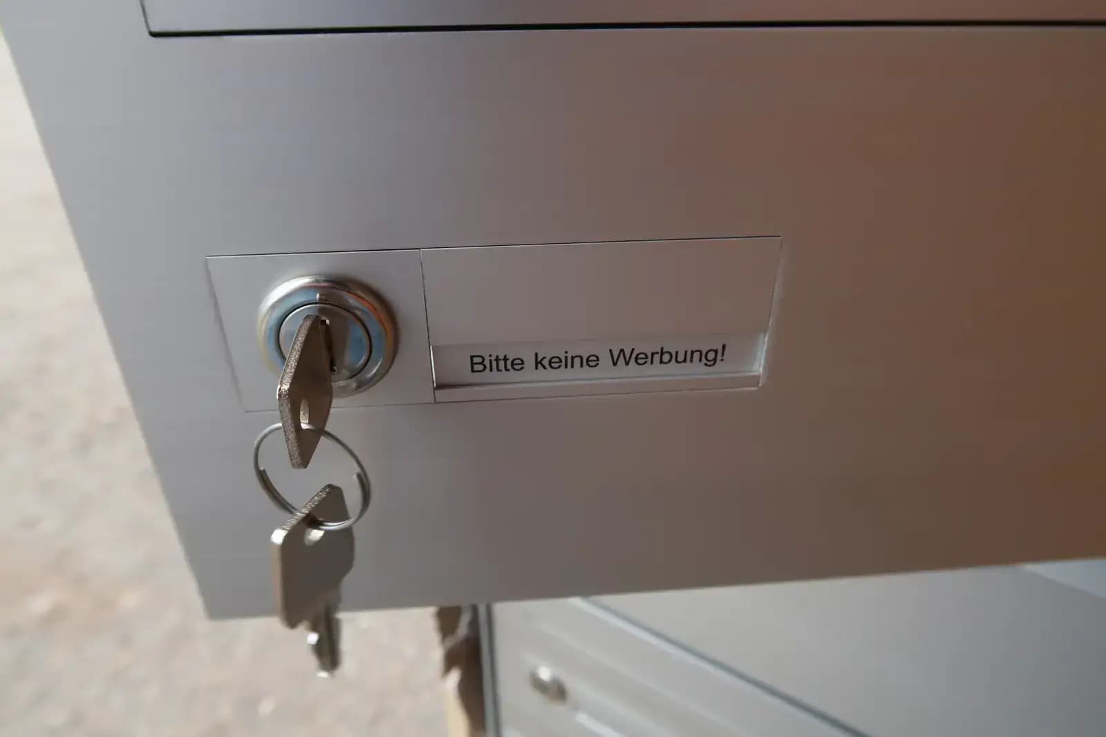 Swiss Box Classic mit Schild «Bitte keine Werbung!»