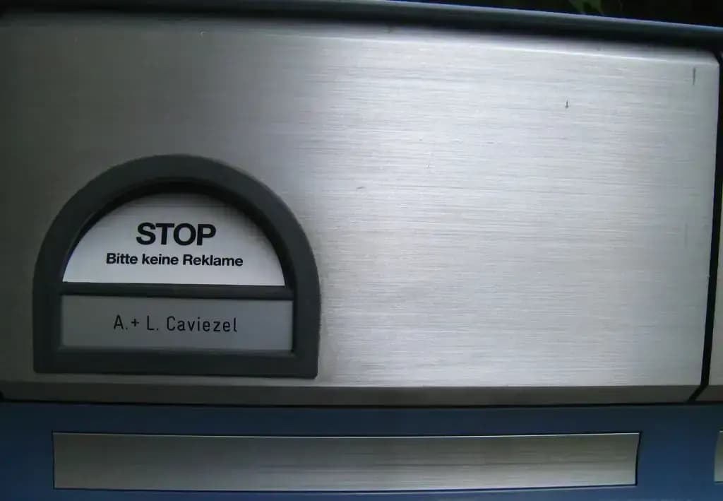 Briefkasten WEMA mit Schild «Stop, bitte keine Reklame»