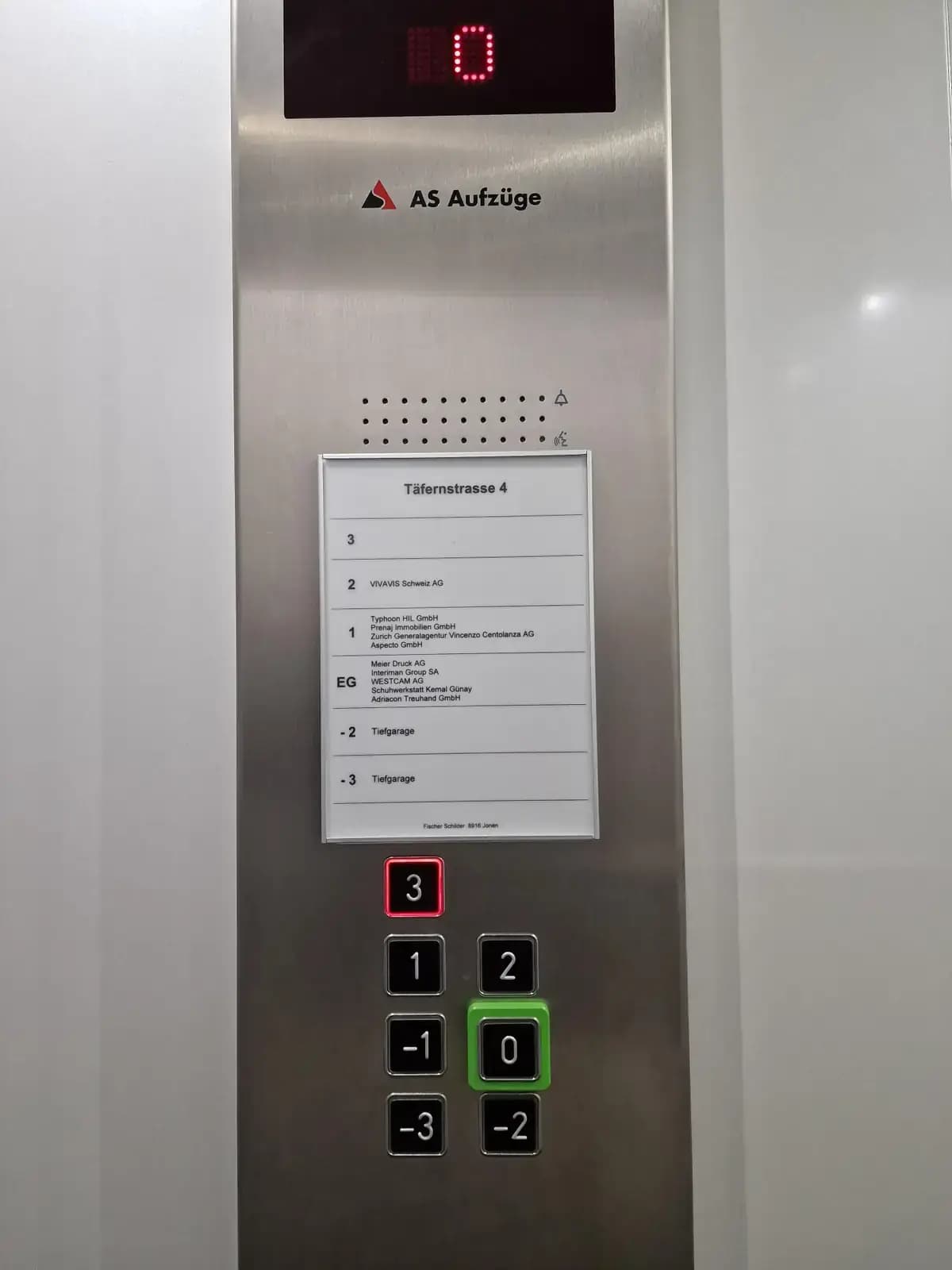 Lifttafel im Format DIN A5 neben dem Bedienfeld