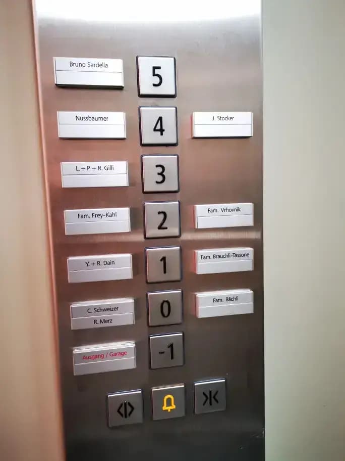 Liftbedienfeld mit gravierten Namensschildern je Stockwerk