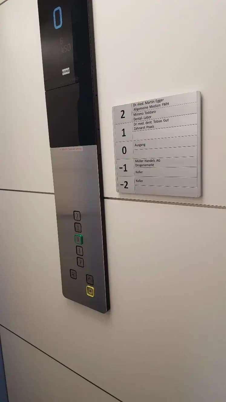 Stockwerktafel an der Liftwand