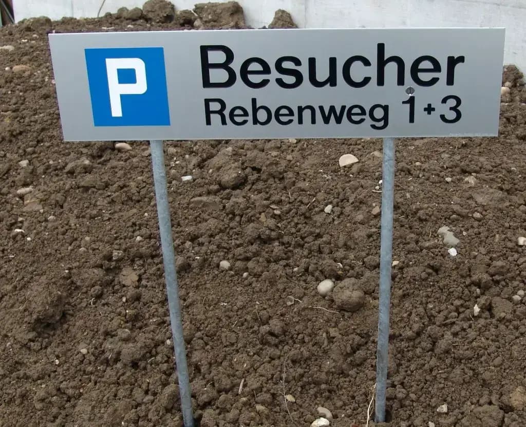 Parkplatztafel für Besucher mit Stahlständer