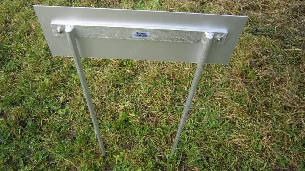 Rückseite einer Parkplatztafel mit Stahlständer