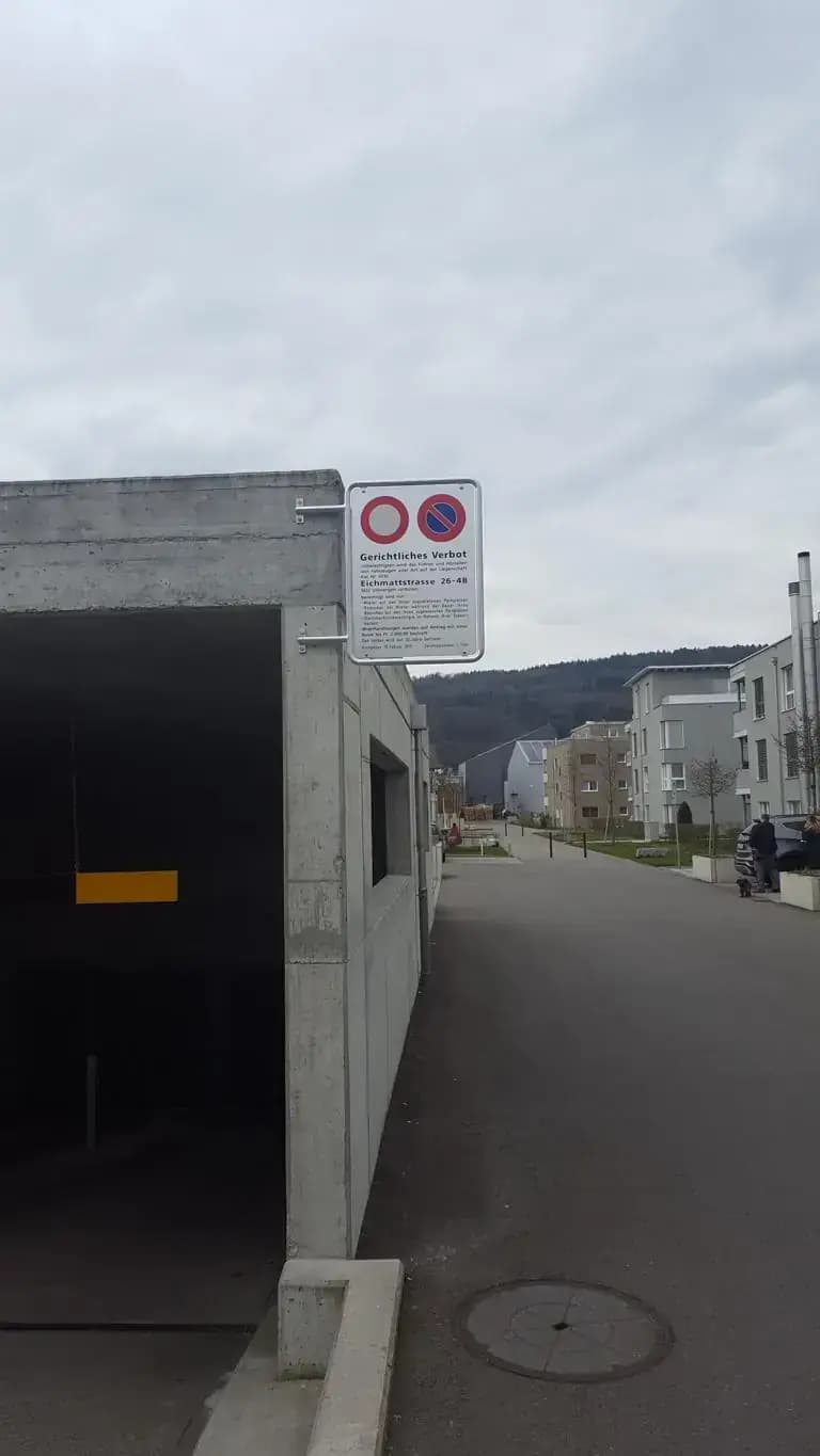 Verbotstafel an der Einfahrt einer Tiefgarage