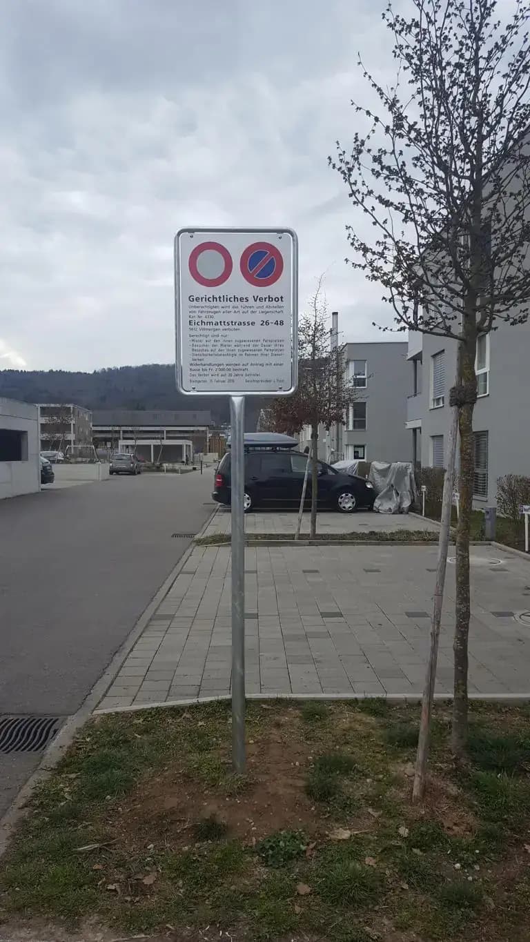 Verbotstafel an einem Pfosten am Gehweg