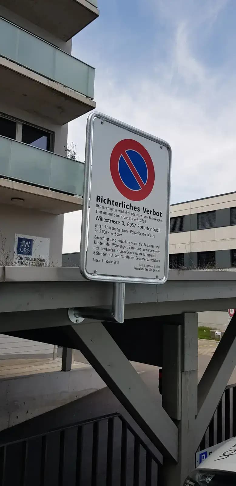 Richterliches Verbot an einem Pfosten vor einem Wohnhaus