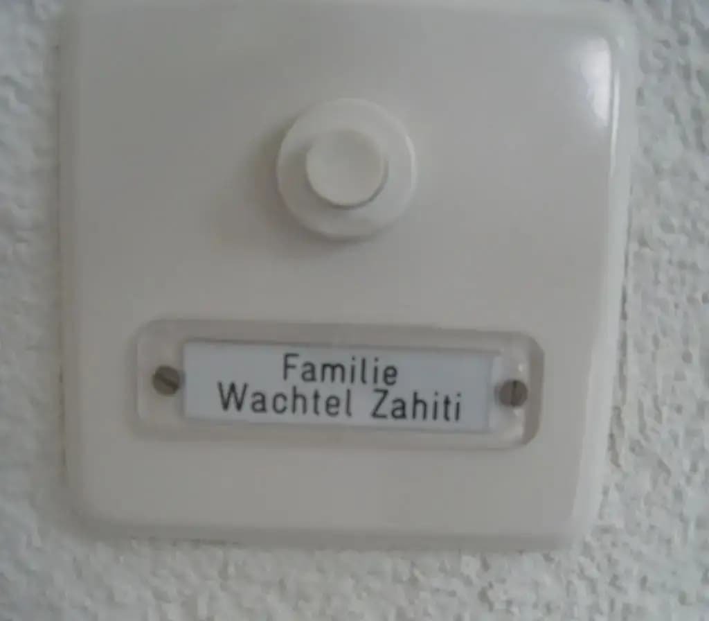 Wohnungsklingel mit graviertem Namensschild