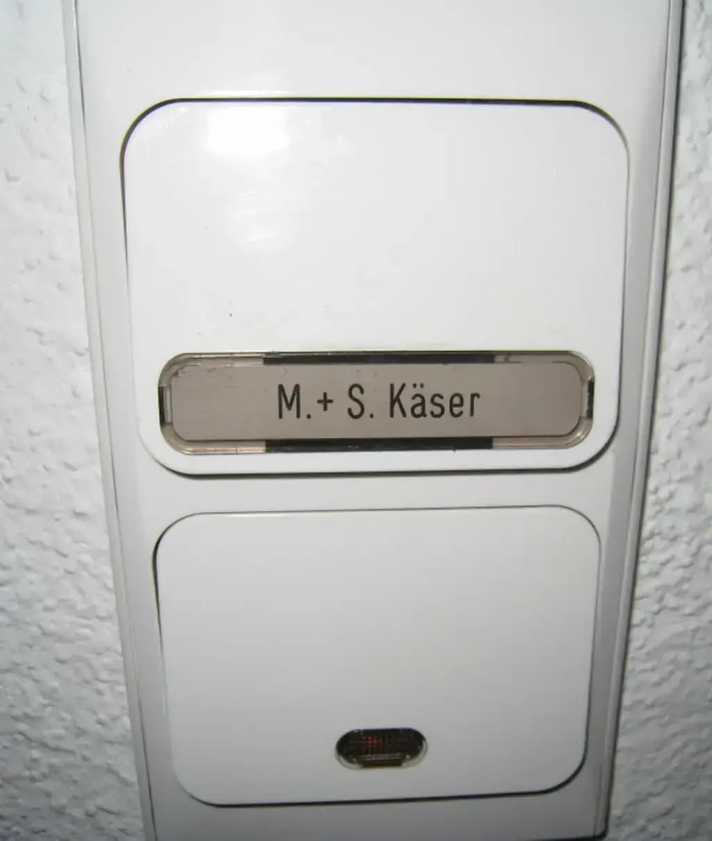 Wohnungsklingel mit Namensschild in einer Schublade