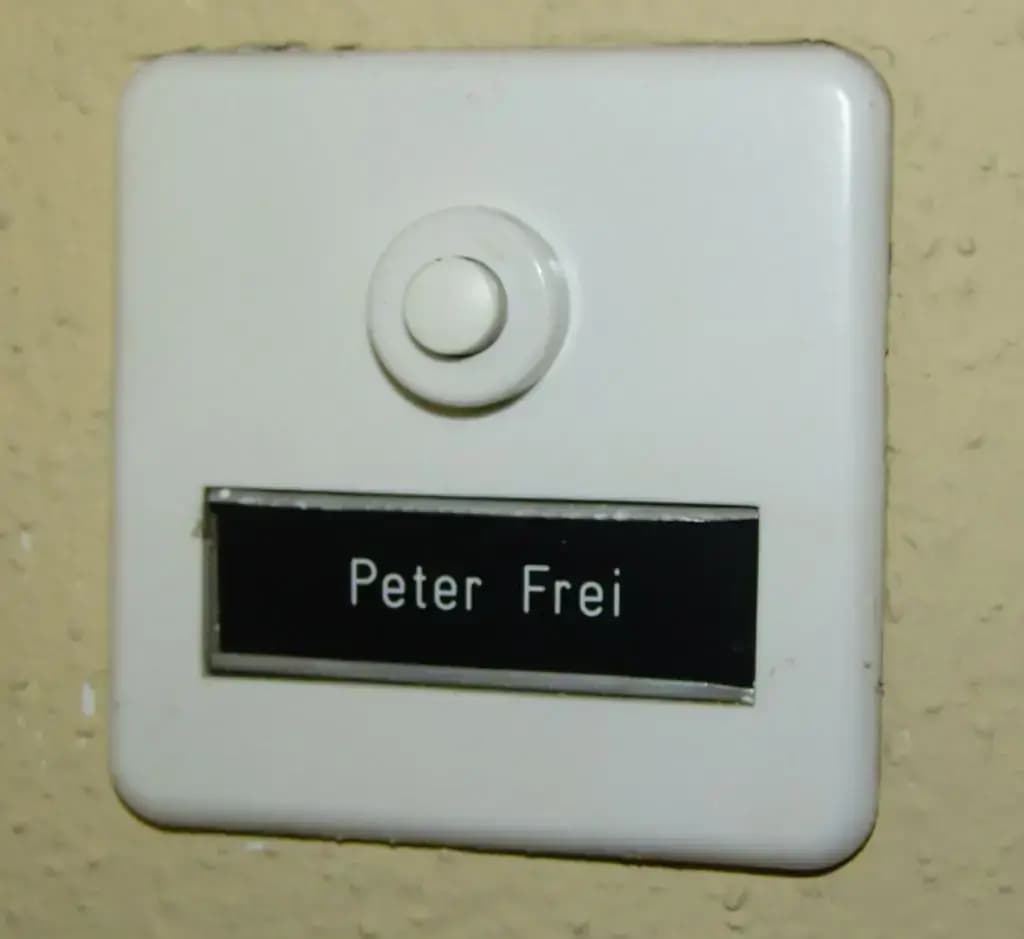 Weisse Klingel mit schwarzem Namensschild