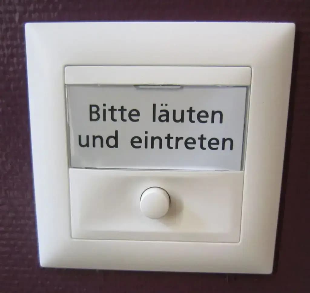 Klingel mit Schild «Bitte läuten und eintreten»