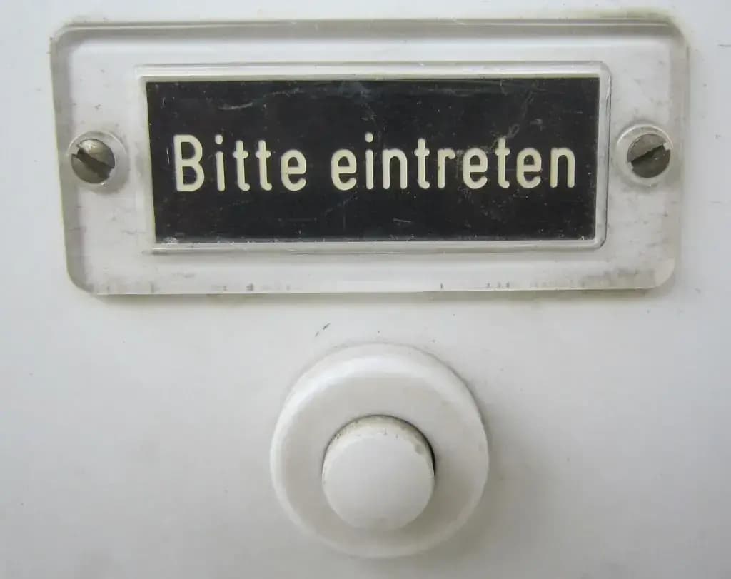 Klingel mit Schild «Bitte eintreten»