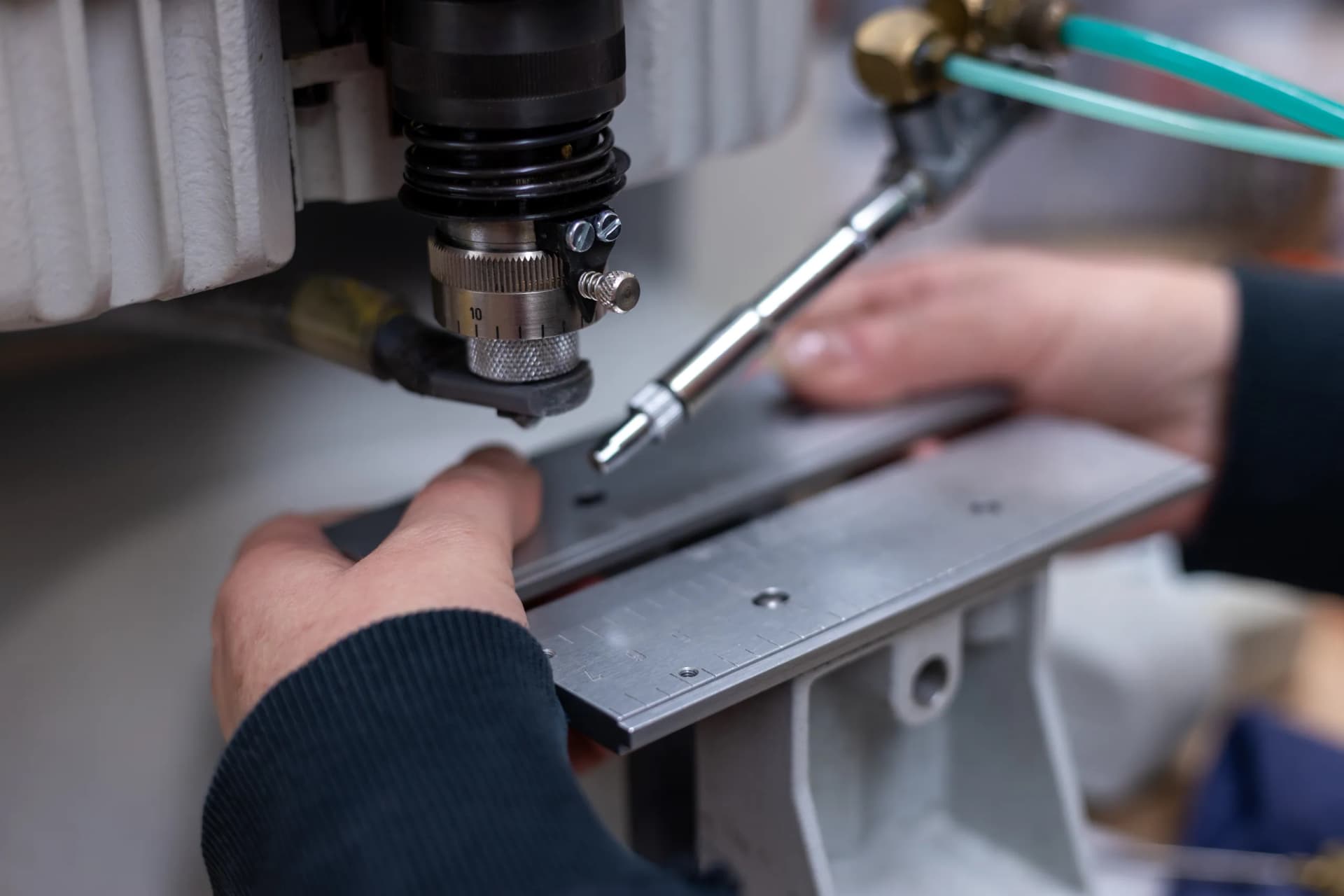 Gravur einer Metallschiene für eine Tafel