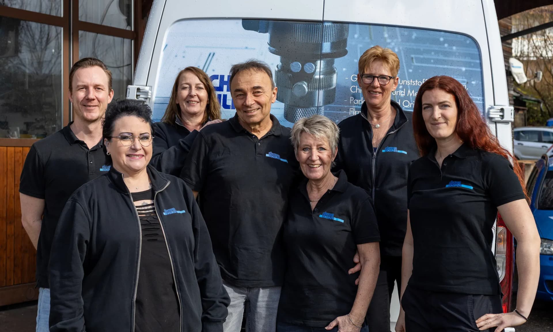 Das Team von Fischer Schilder vor dem Betrieb